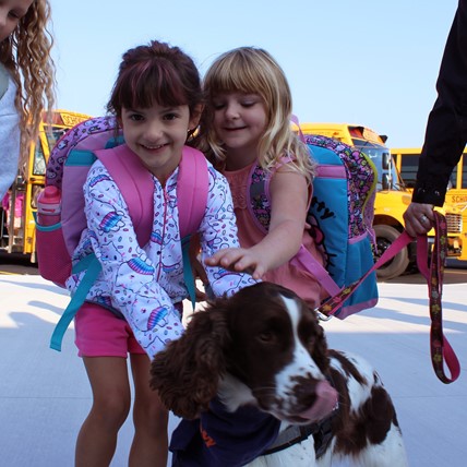 students with therapy dog